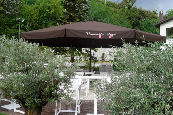 patio umbrellas for restaurants and resorts